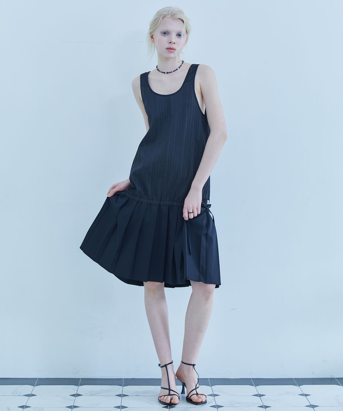 테레루(TERERU) Down Drop Pleats One Piece Black