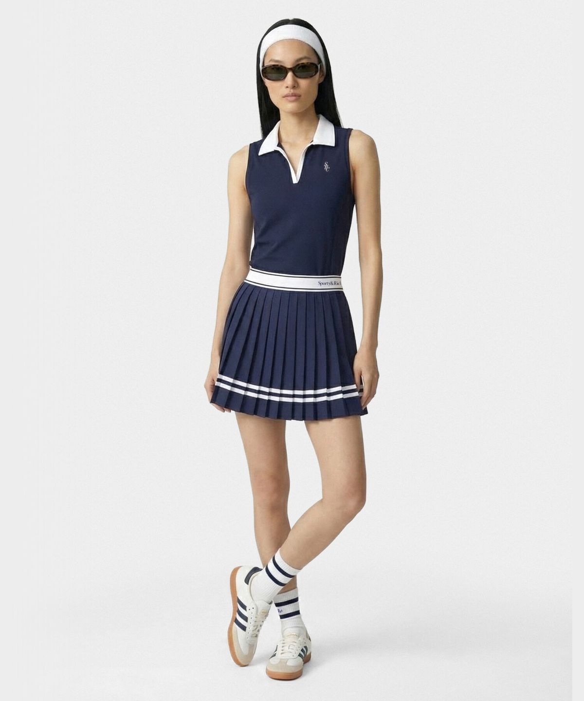 스포티앤리치(SPORTY&RICH) 세리프 로고 플리츠 스커트 네이비 R265AWS001