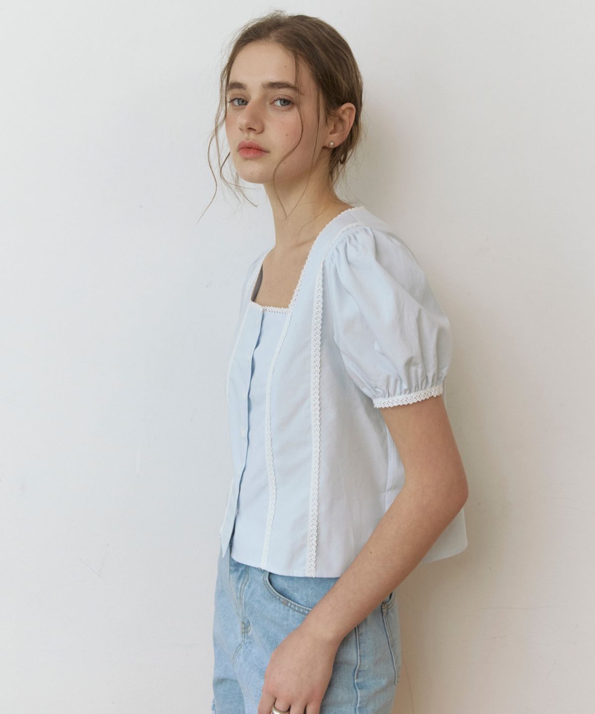 어다울(ADAUL) Lace point puff square neck blouse - skyblue
