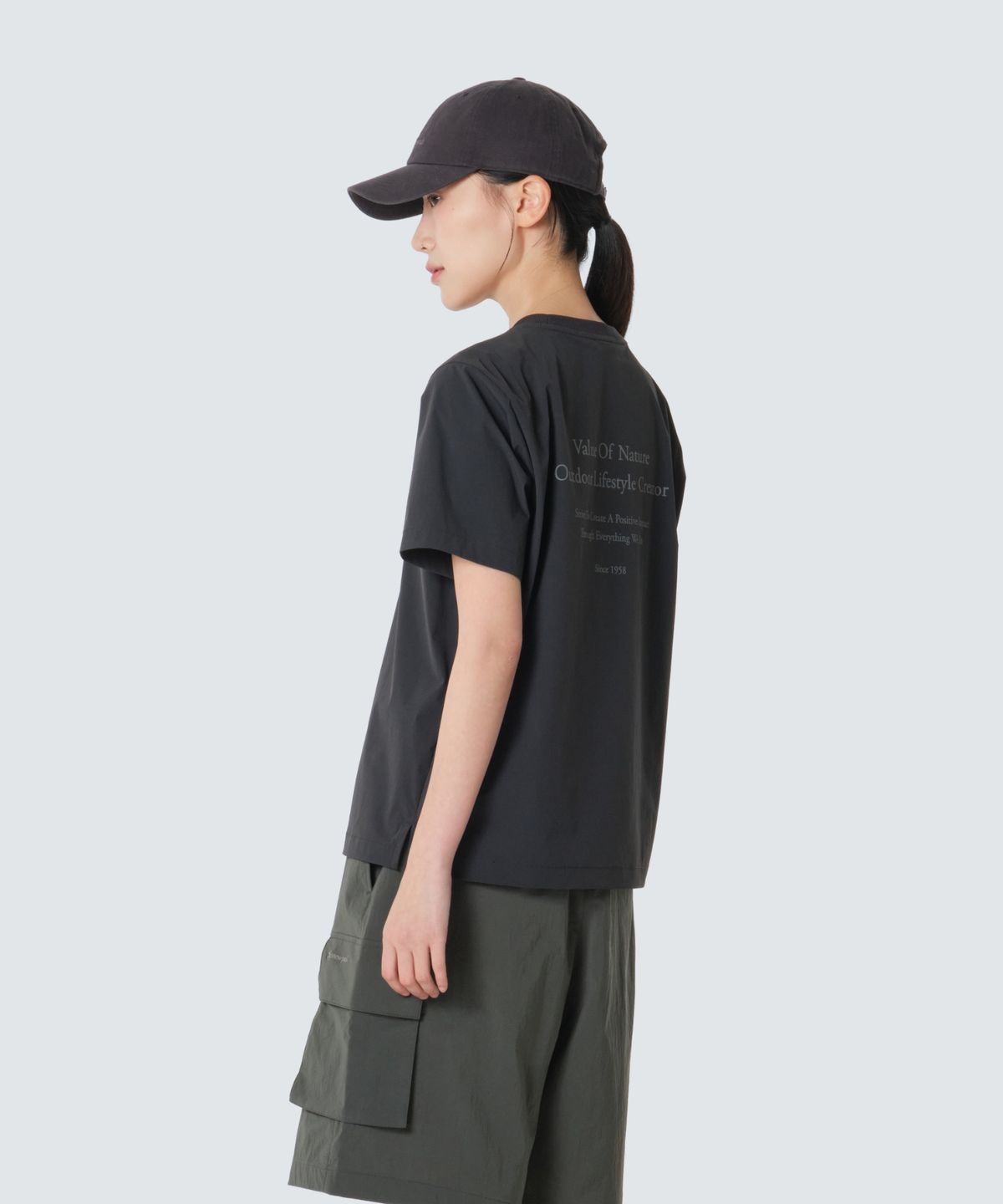 스노우피크 어패럴(SNOWPEAK APPAREL) 씬테크 여성 레터링 반팔 티셔츠 (S26MWSTS33) Dark Charcoal