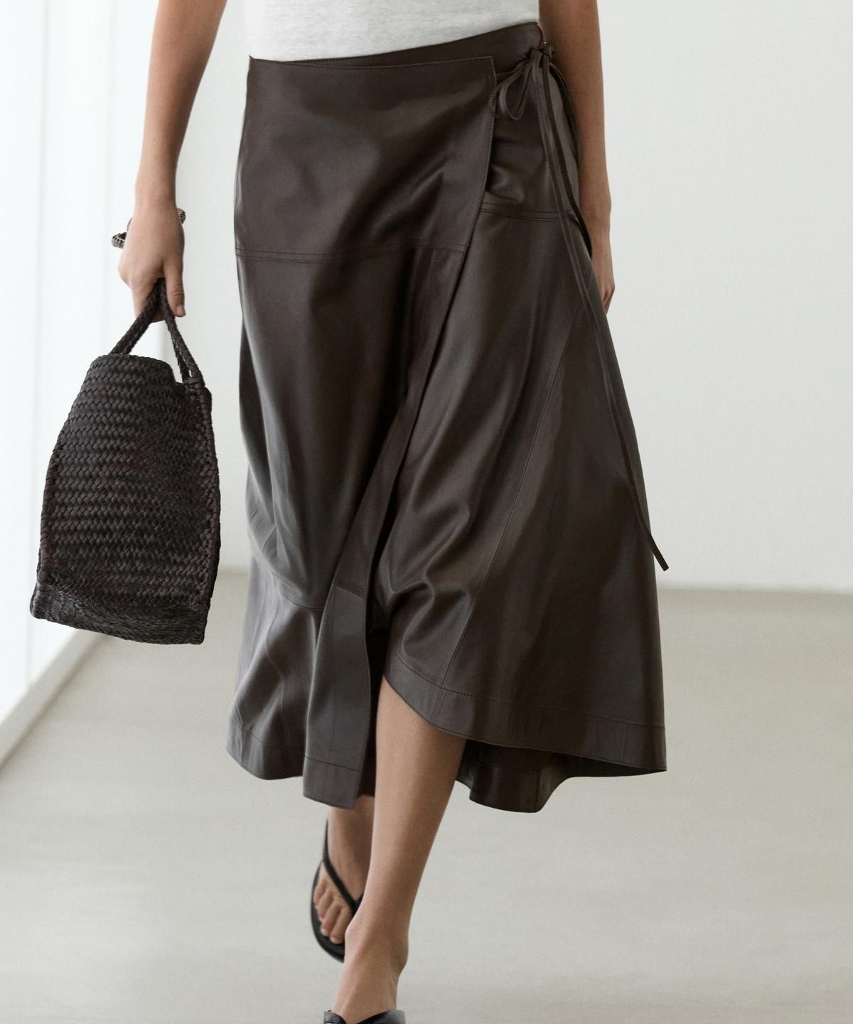마시모두띠(MASSIMO DUTTI) 나파 가죽 보우 디테일 미디 스커트