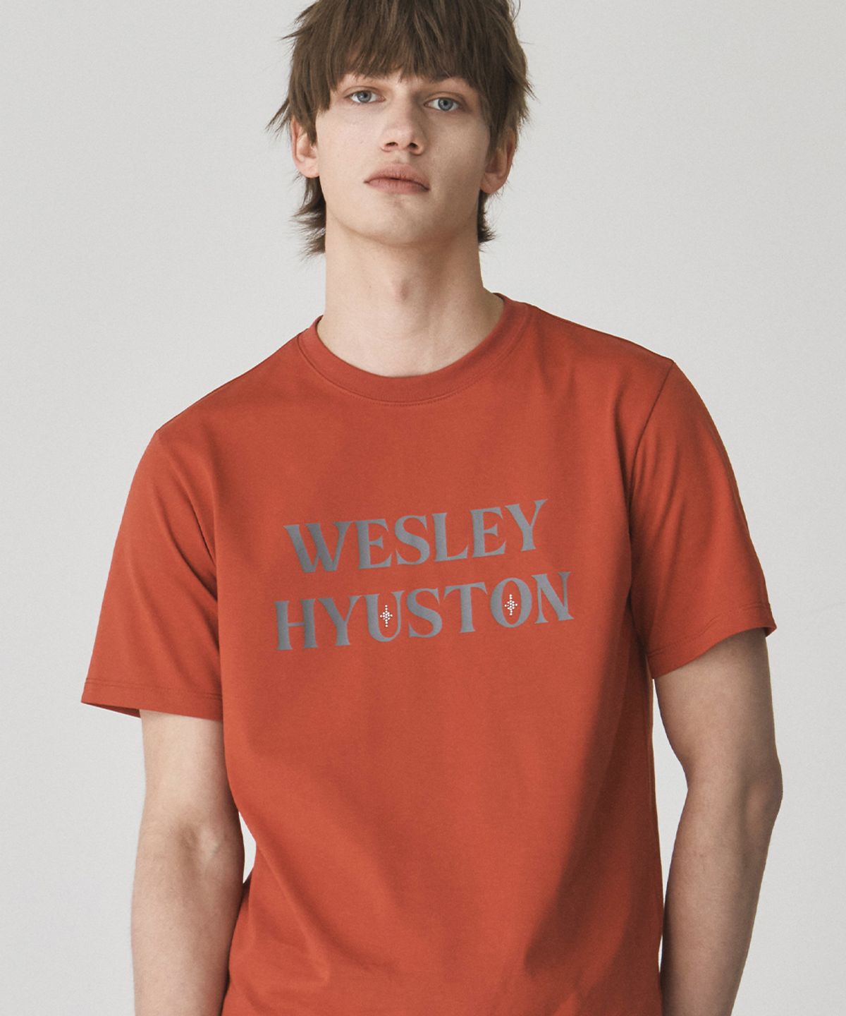 웨슬리 휴스턴(WESLEYHYUSTON) Quiet logo detail t shirt orange