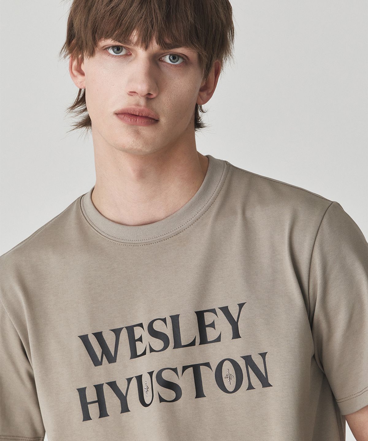 웨슬리 휴스턴(WESLEYHYUSTON) Quiet logo detail t shirt beige