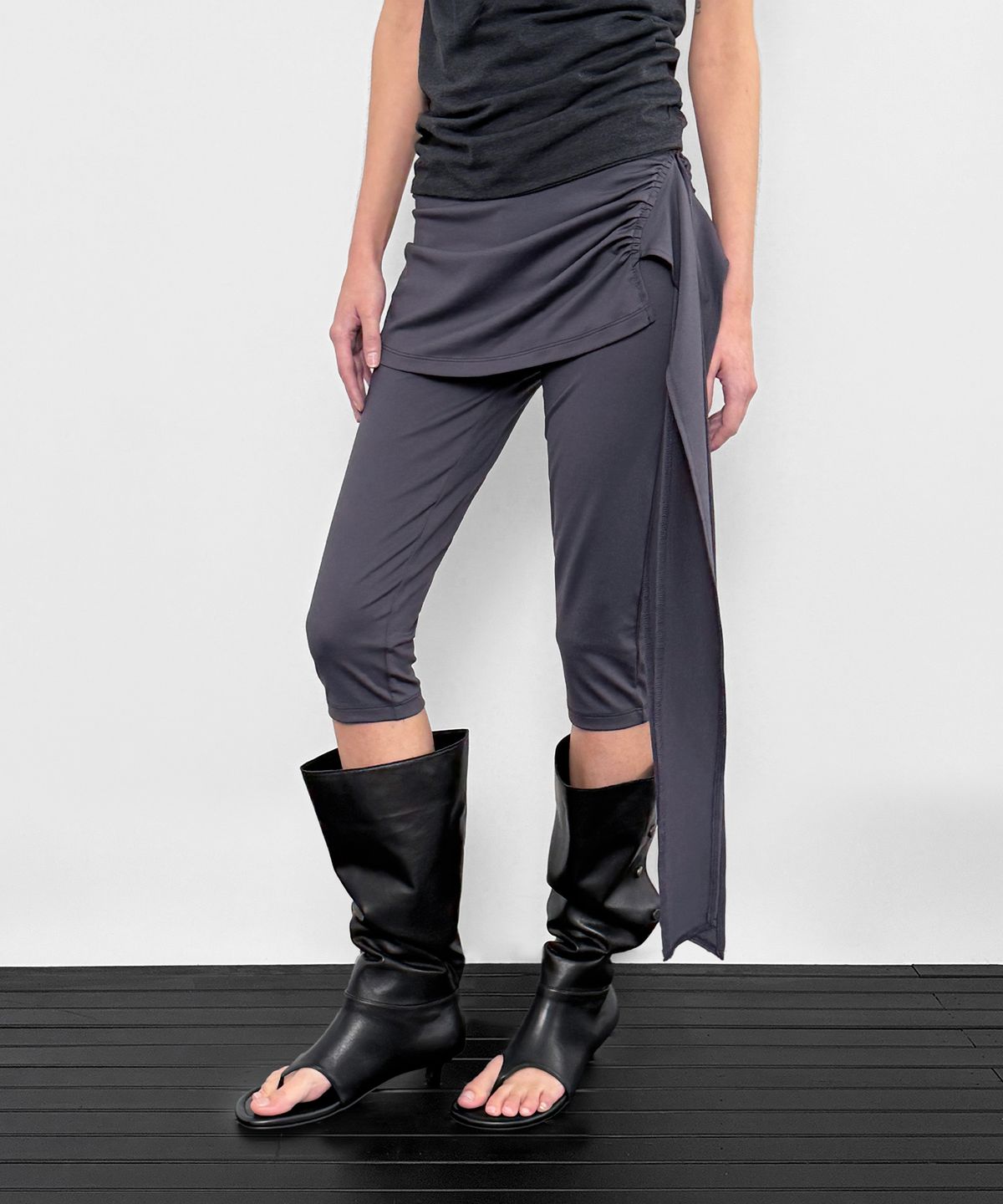 샌드릭(SANDRIC) Capri Wrap Skirt Pants_Charcoal