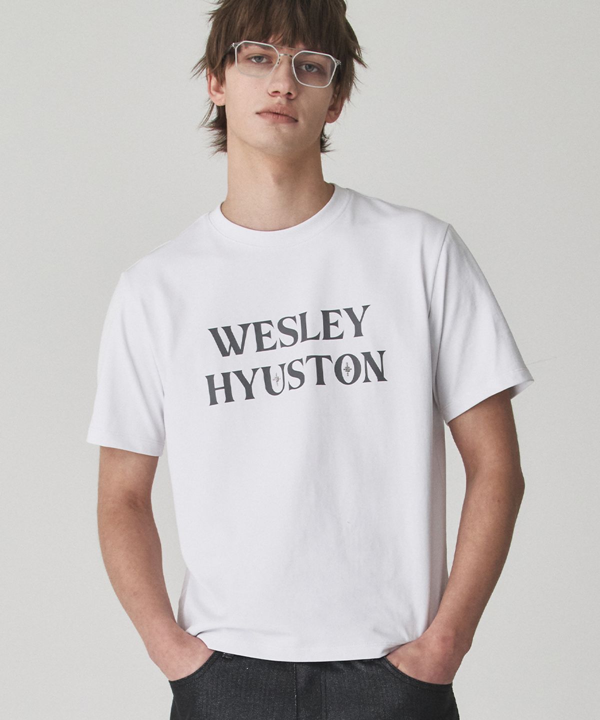 웨슬리 휴스턴(WESLEYHYUSTON) Quiet logo detail t shirt white