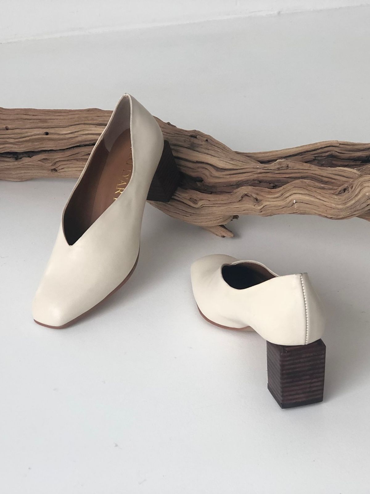 쥬다르(JEU DART) merci squre wood pumps ivory