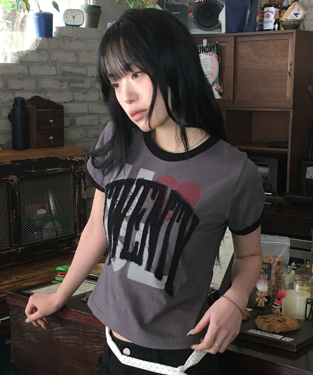 언타이틀 서울(UNTITLED SEOUL) 언타이틀 드립 아플리케 링거 크롭 반팔 차콜