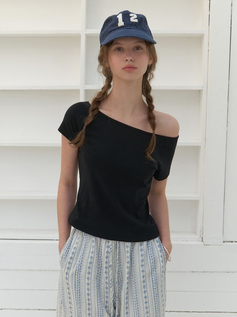 Anni off shoulder half t-shirt (black)