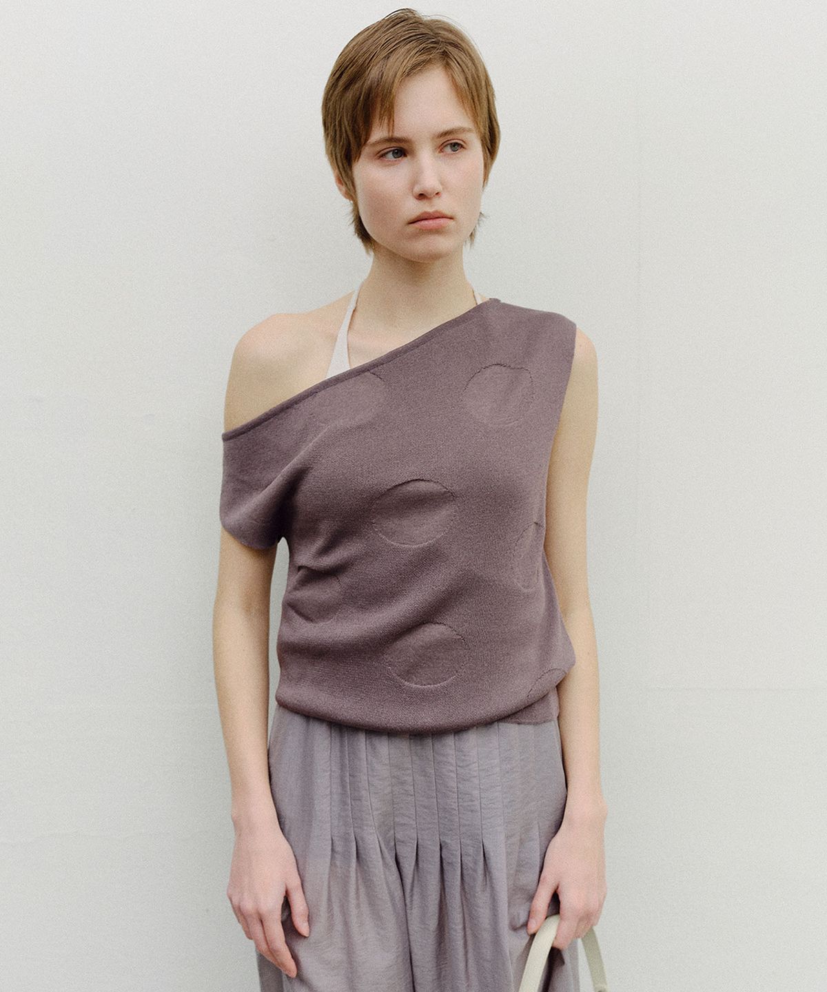 엔오르(EN OR) DOT ONE SHOULDER SLEEVELESS KNIT - PALE GREY