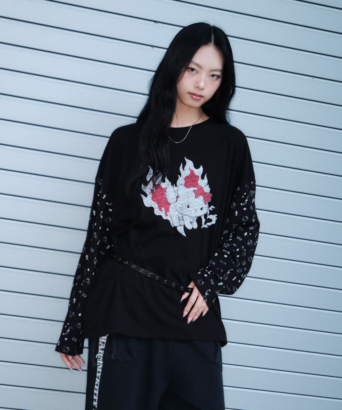 키르시(KIRSH) 키르시 X 챠미키티 그래픽 루즈핏 롱 슬리브 [블랙]