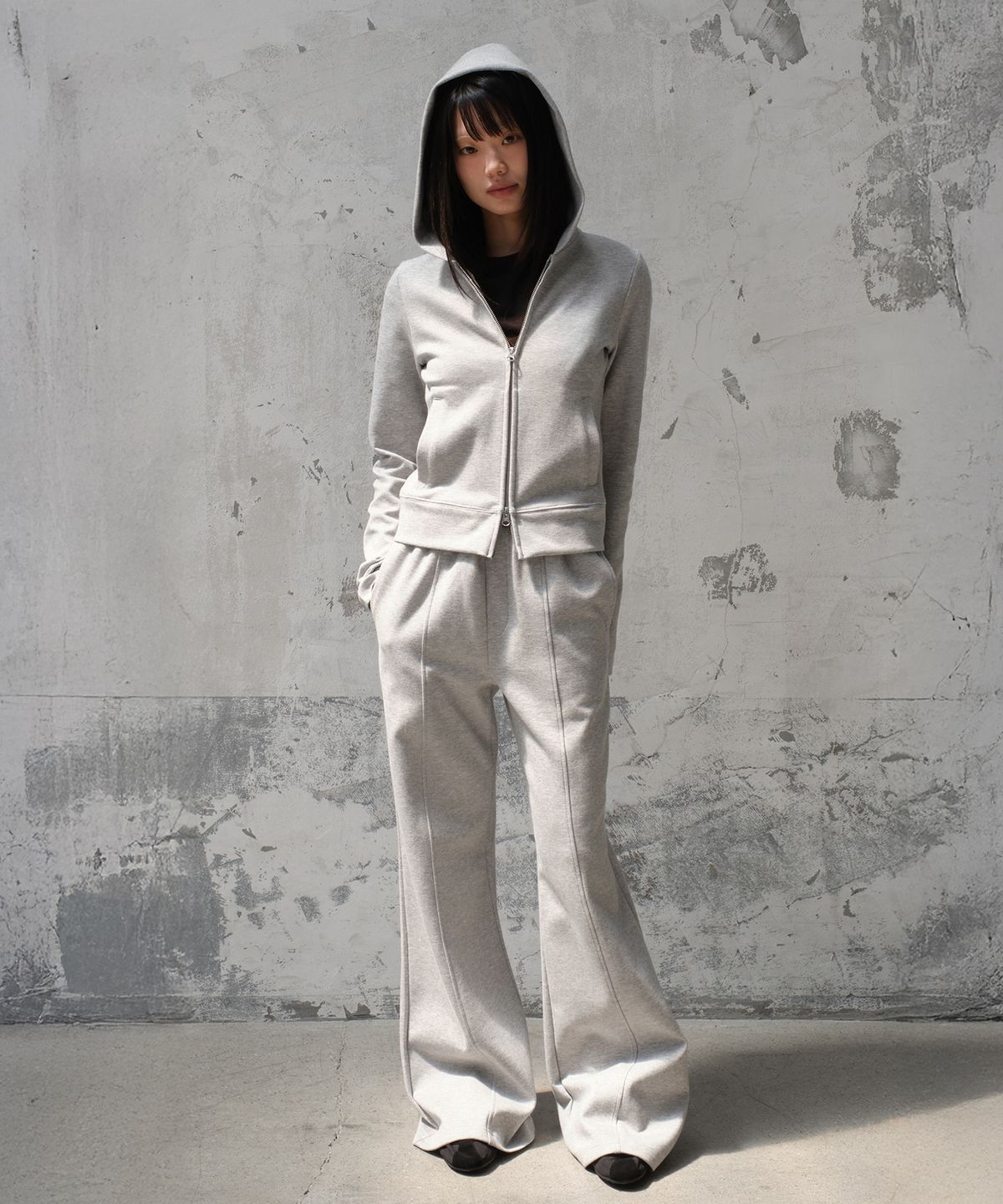 다이브인 우먼(DIVEIN WOMEN) [설라노 X DIVEIN WOMEN] FLARE SWEAT PANTS (MELANGE GRAY)