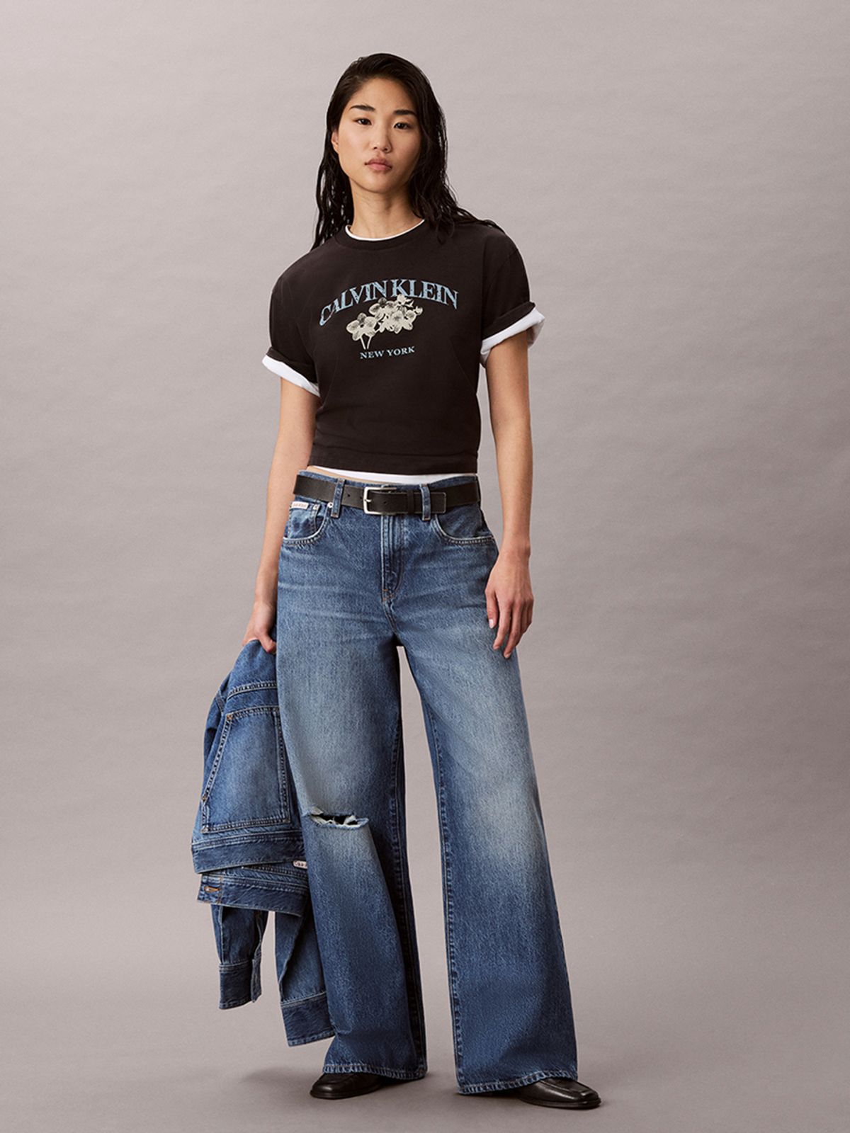 캘빈클라인 진(CALVIN KLEIN JEANS) 여성 로고 그래픽 릴렉스드핏 반팔 티셔츠 A47G837G UB1
