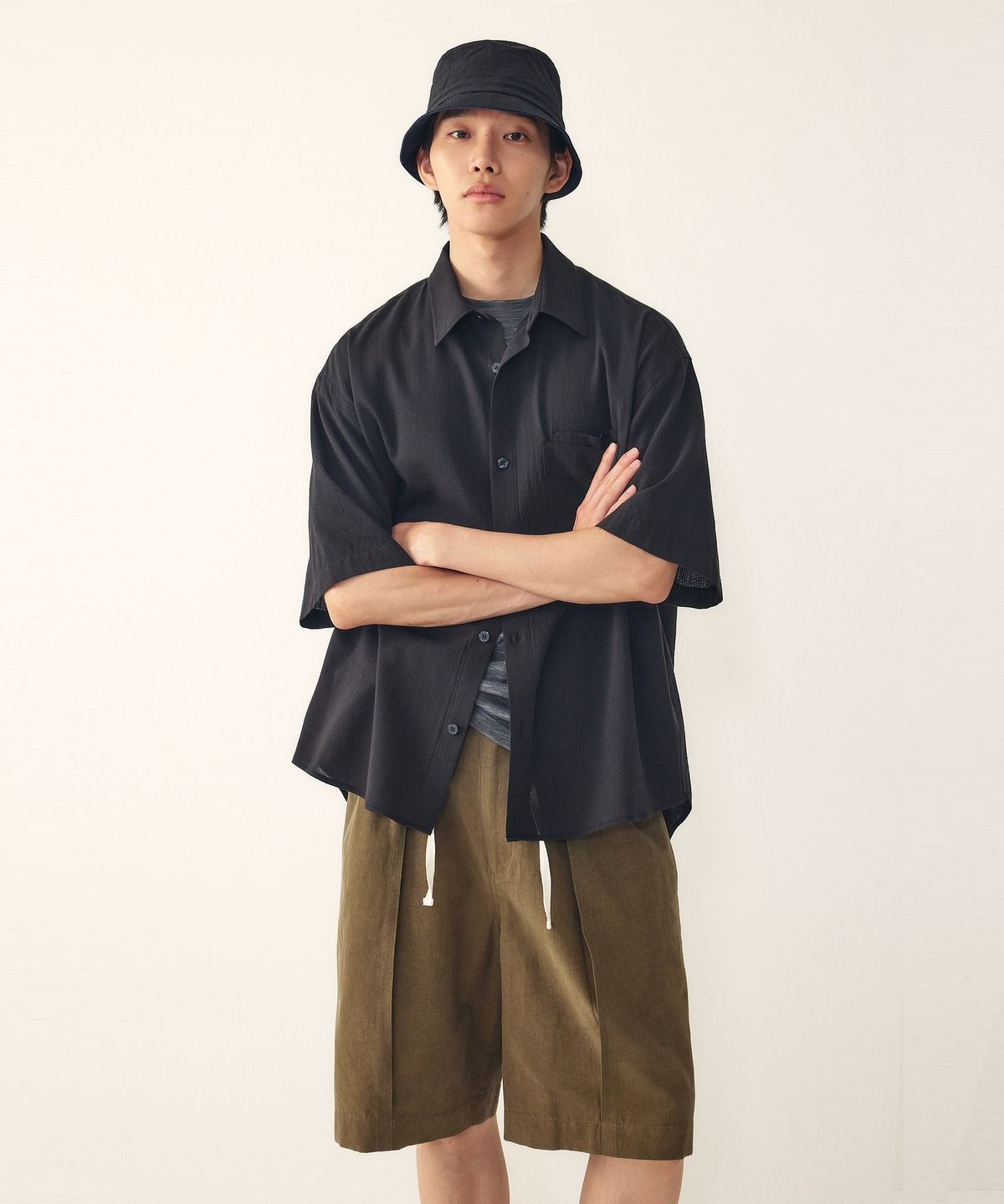 스튜디오 톰보이(STUDIO TOMBOY) [MEN] 로고 자수 스트라이프 반팔 셔츠_블랙 9156221318
