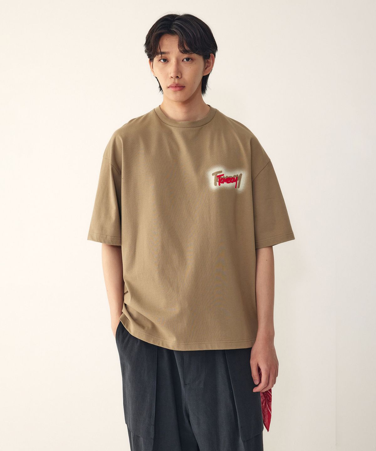 스튜디오 톰보이(STUDIO TOMBOY) [MEN] 그래피티 로고 프린트 반팔 티셔츠_다크베이지 9156222315