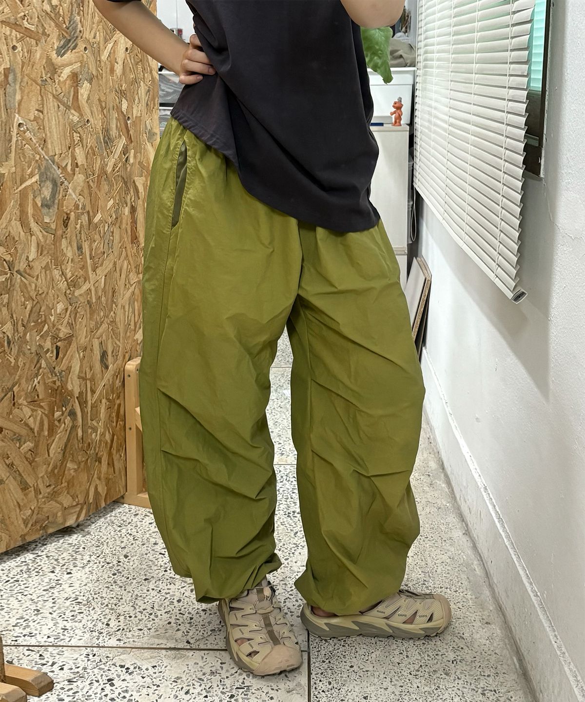 와일(WHILE) 롱 벌룬핏 와이드 클라이밍팬츠 나일론 남성등산바지 (OLIVE GREEN)