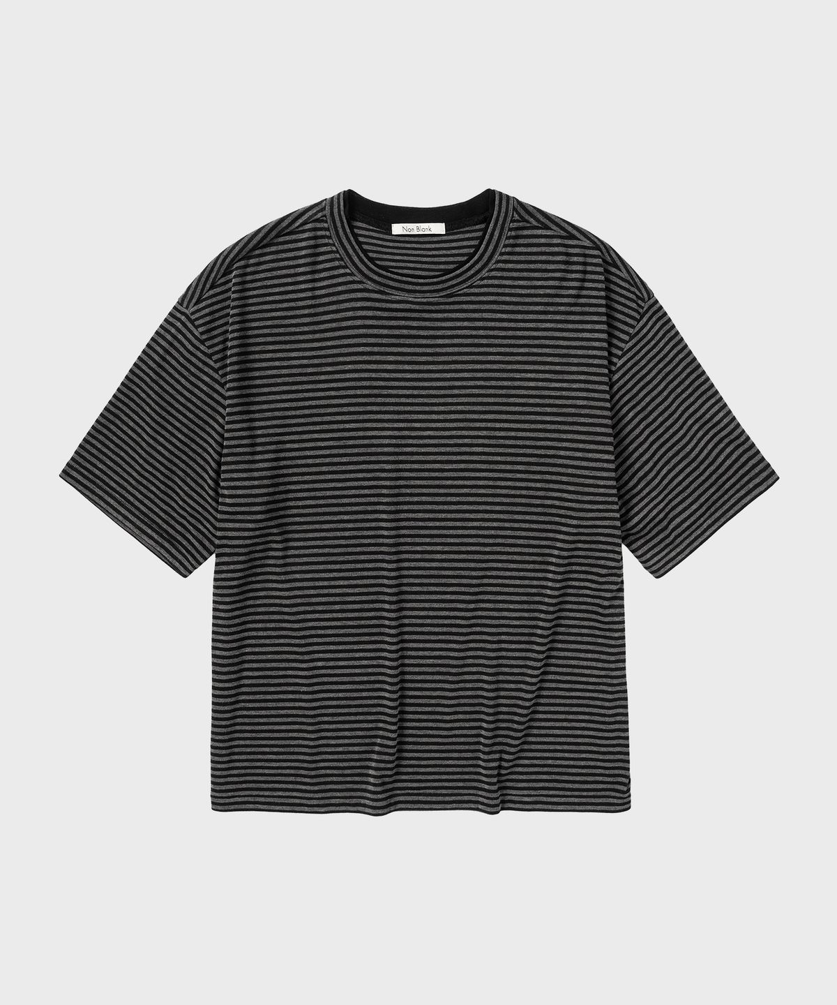 넌블랭크(NONBLANK) 스트라이프 크롭 HS 티셔츠_DARK GREY