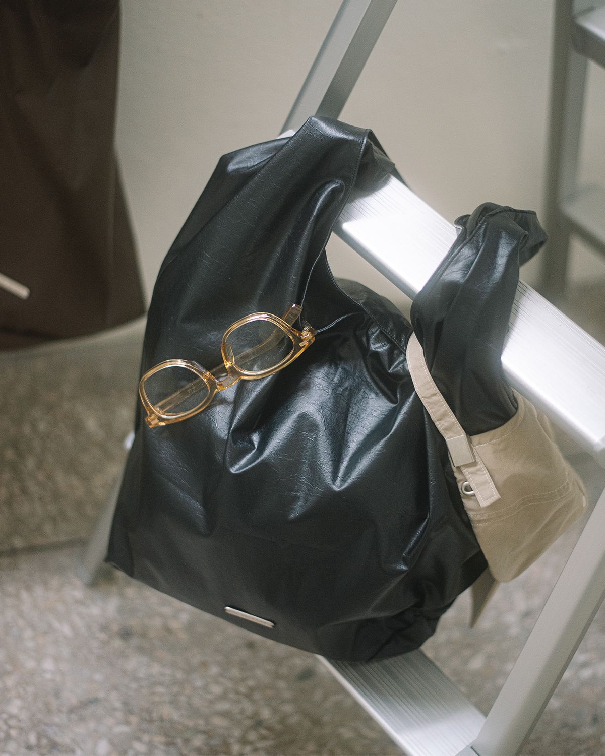 해비즘(HAVISM) LEATHER SHOULDER BAG(BLACK)