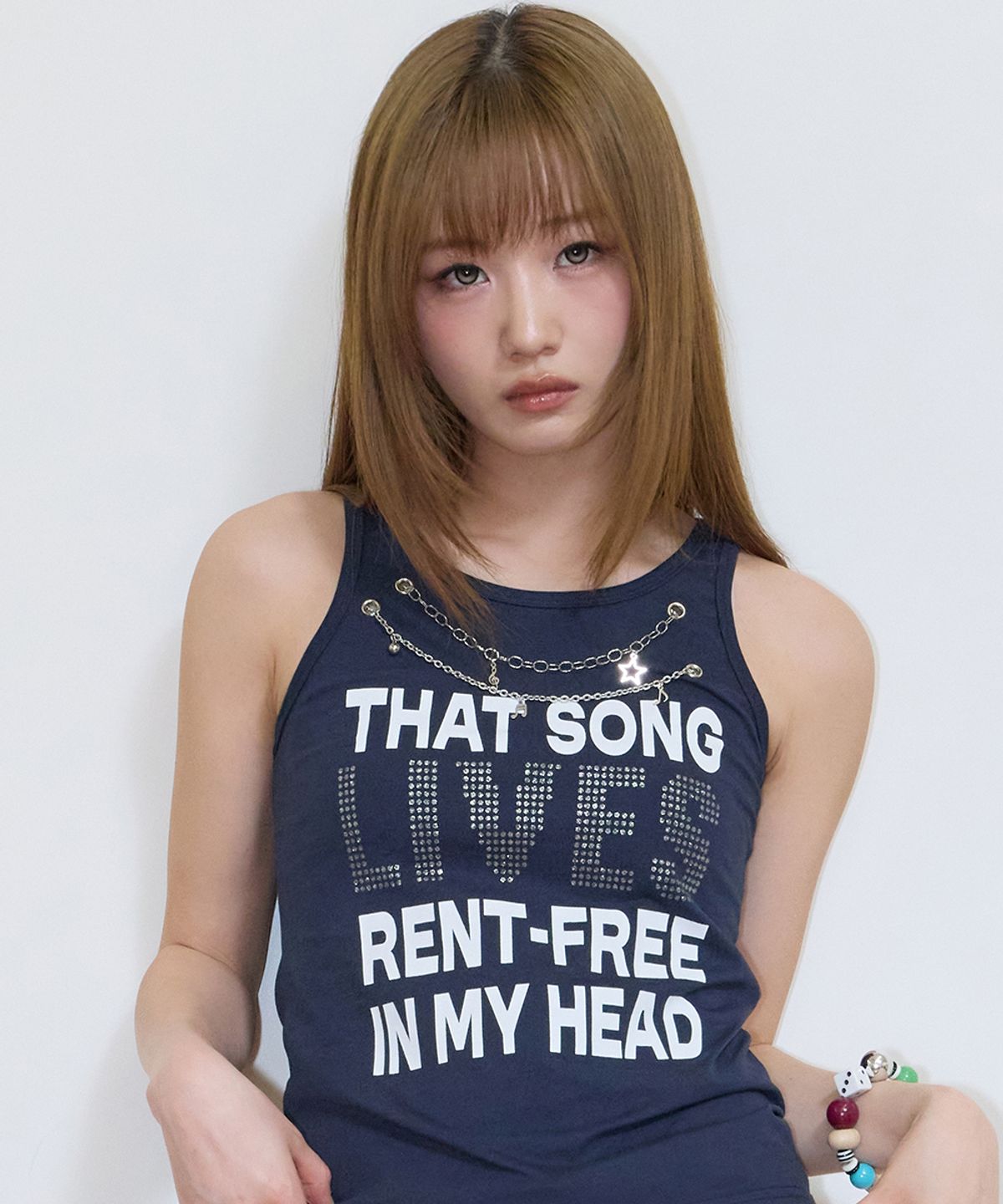 러브이즈트루(LUVISTRUE) SY NECKLACE SONG SLEEVELESS TEE(NAVY)