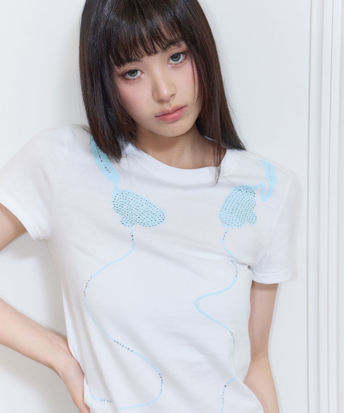 러브이즈트루(LUVISTRUE) SY HEADSET GRAPHIC TEE(WHITE)