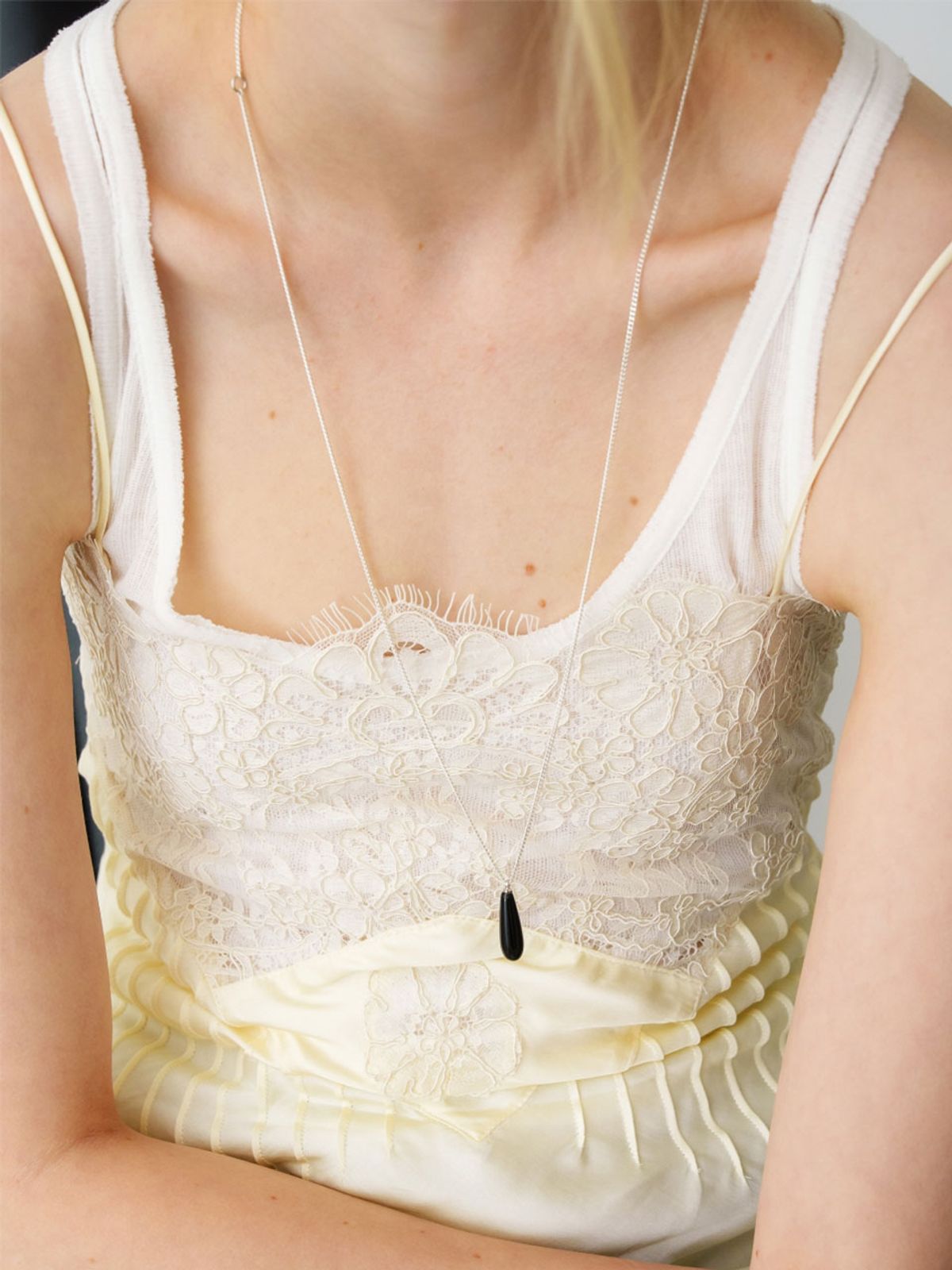 러브미몬스터(LOVE ME MONSTER) Slim Onyx Drop Long Chain Necklace (L261MNK090)