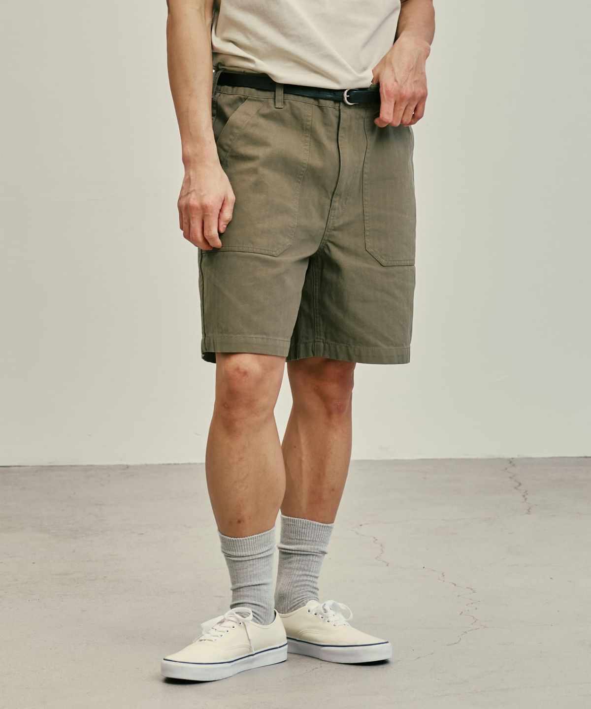 유니버셜 오버롤(UNIVERSAL OVERALL) HERRINGBONE SHORTS KHAKI