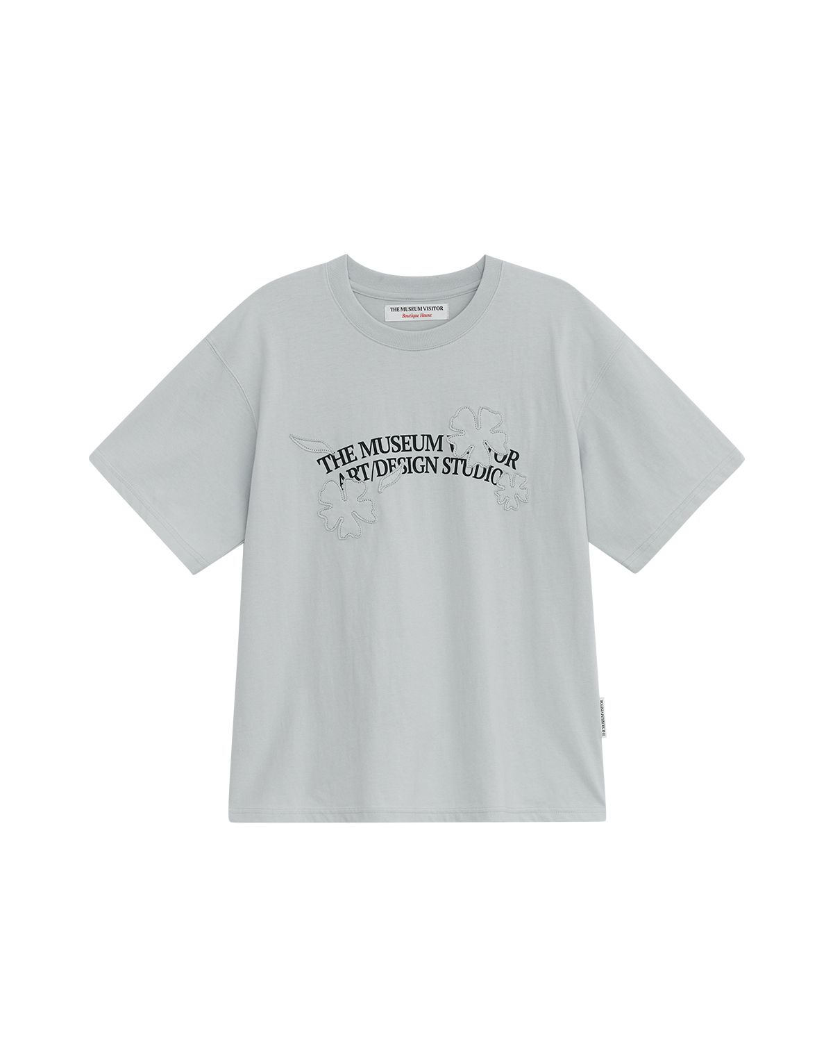 더뮤지엄비지터(THEMUSEUMVISITOR) APPLIQUE FLOWER T-SHIRT (SKY BLUE)
