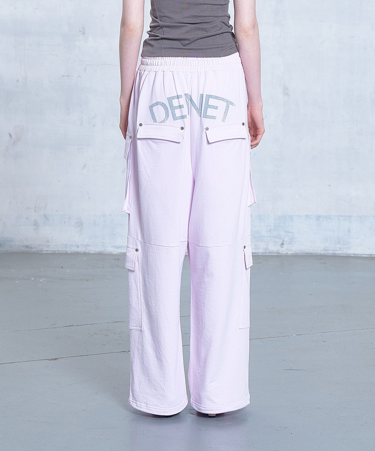 다이닛(DEINET) UTILITY CARGO SWEAT PANTS IN LIGHT PINK