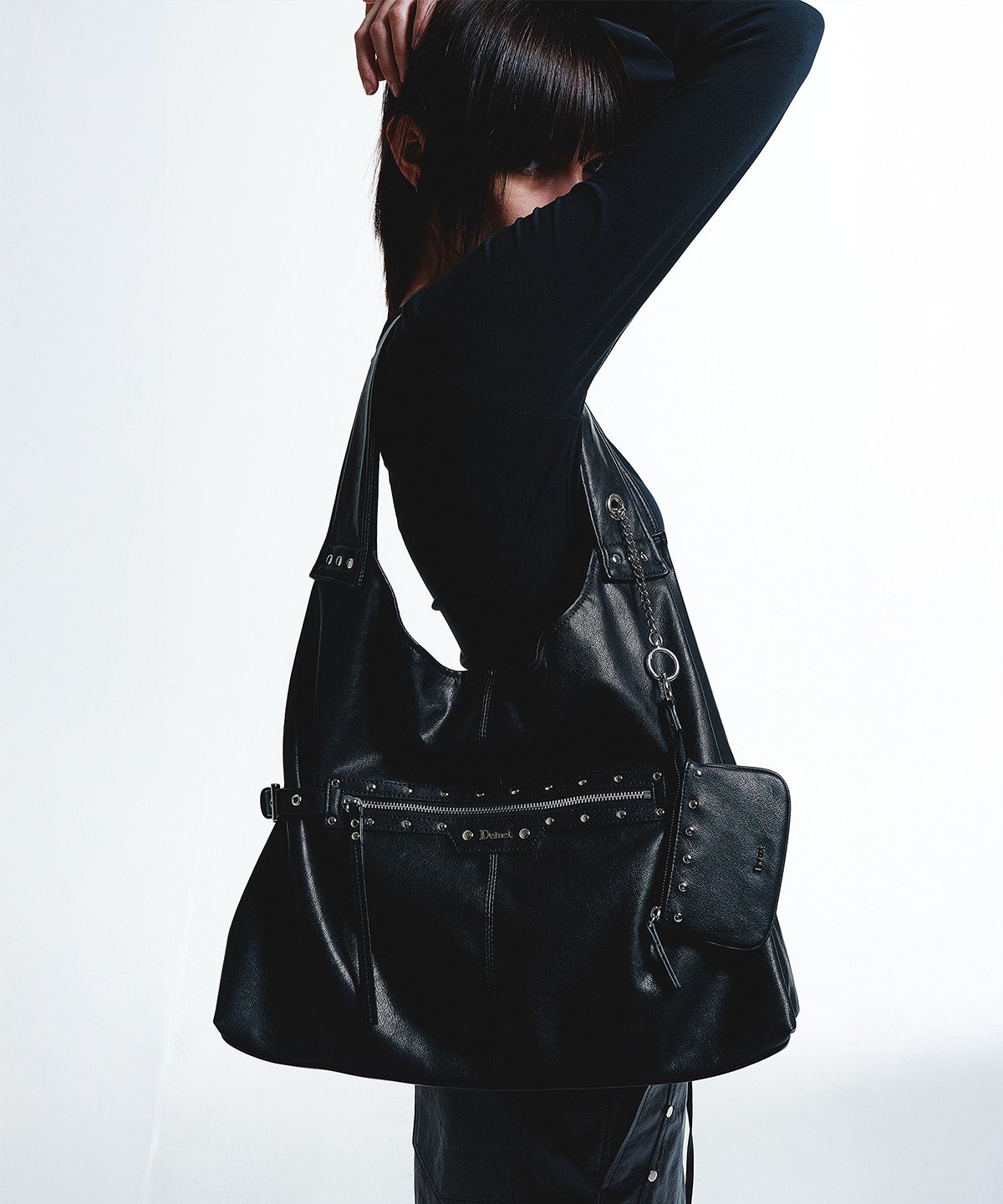 다이닛(DEINET) STUD DETAIL POINT POCKET BAG IN BLACK