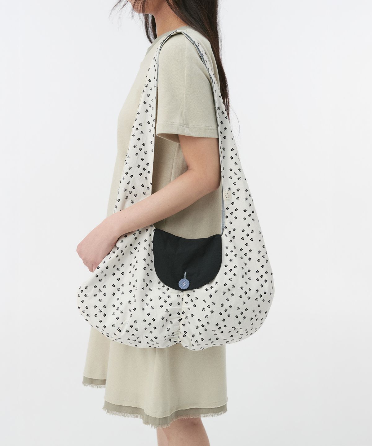 오헤시오(OHESHIO) FLORAL REVERSIBLE HOBO BAG, SKY BLUE