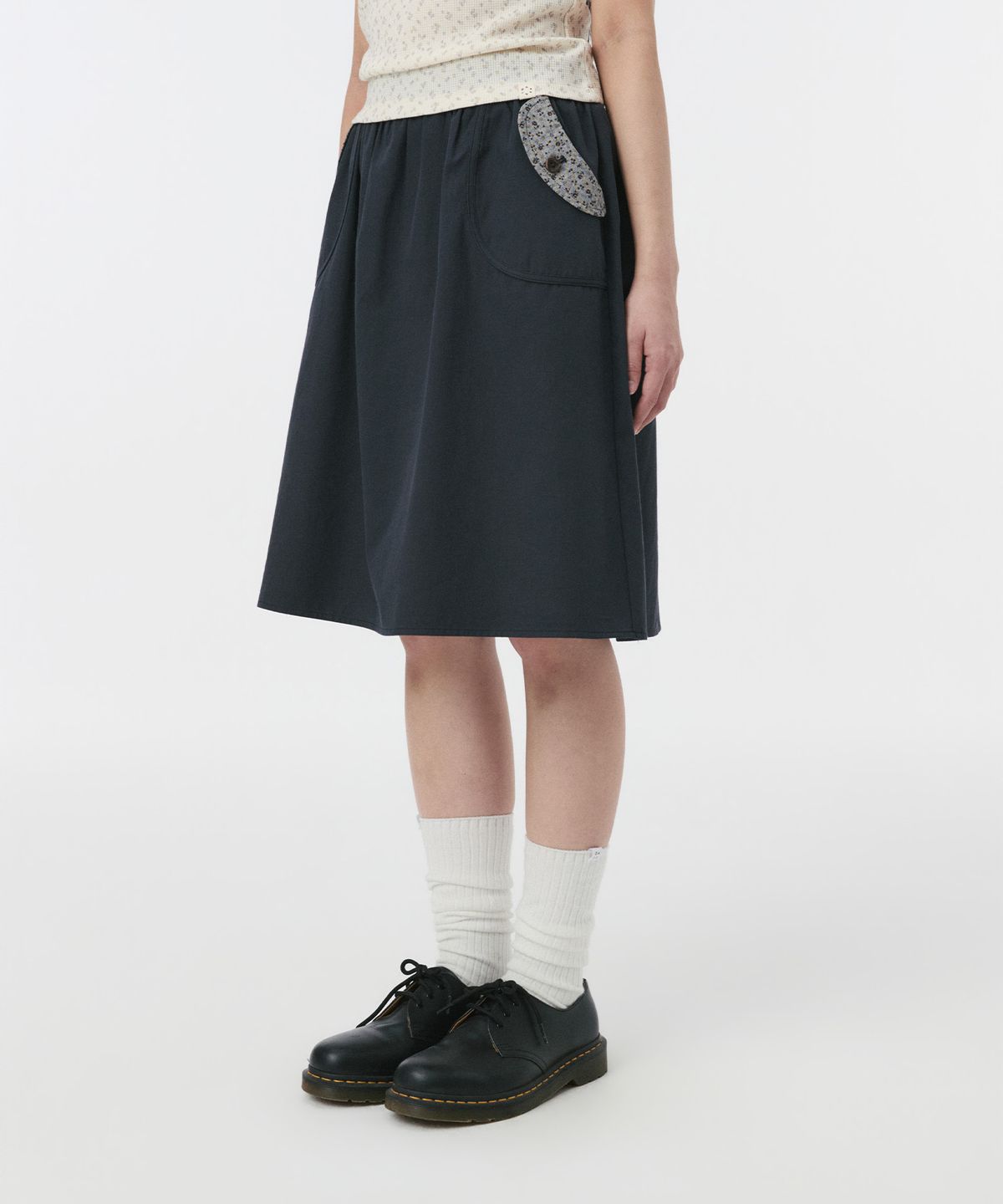 오헤시오(OHESHIO) FLORAL POCKET BANDING MIDI SKIRT, DEEP NAVY
