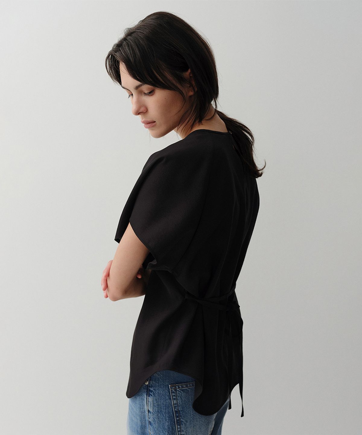 이아(EAAH) GRETA SHIRRING BLOUSE (BLACK)