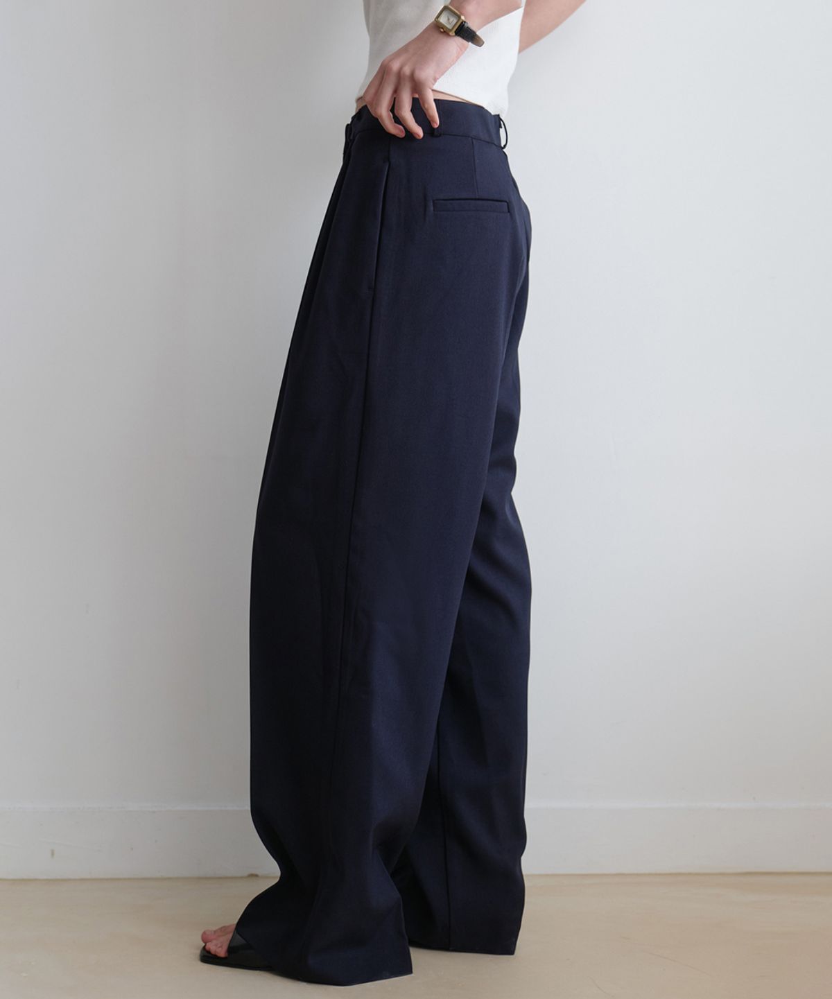 르나브(LENAV) esu pin tuck slacks (navy)