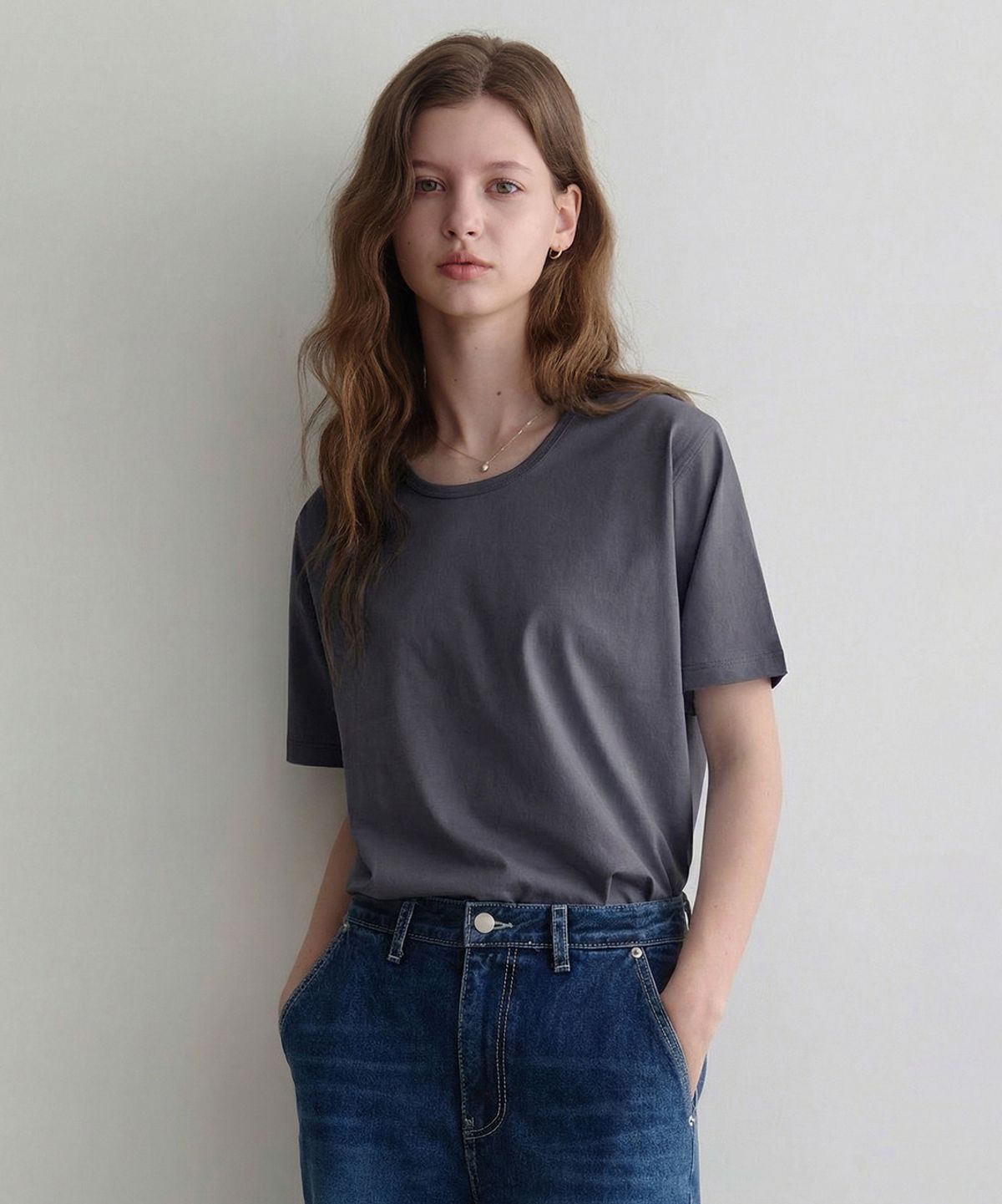르나브(LENAV) esu u neck t-shirts(chacoal)