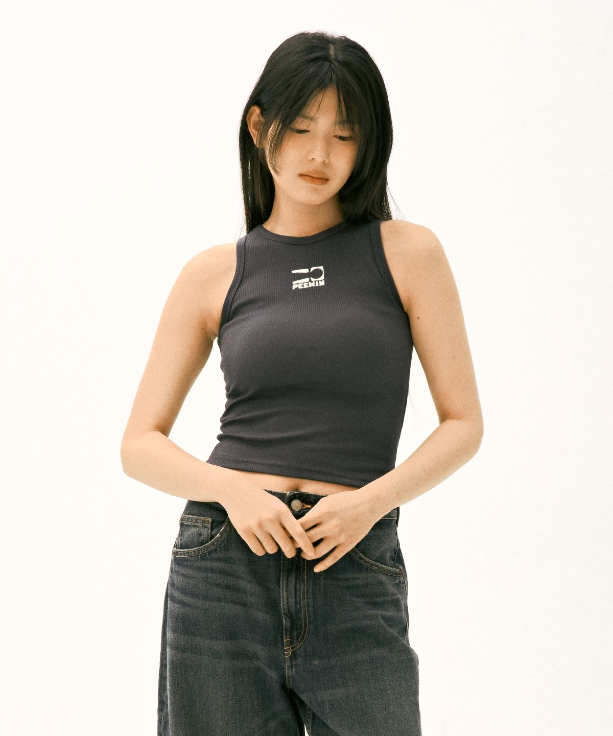 앤드어게인(ANDAGAIN) 로고 슬리브리스 탑 / 롱 (차콜