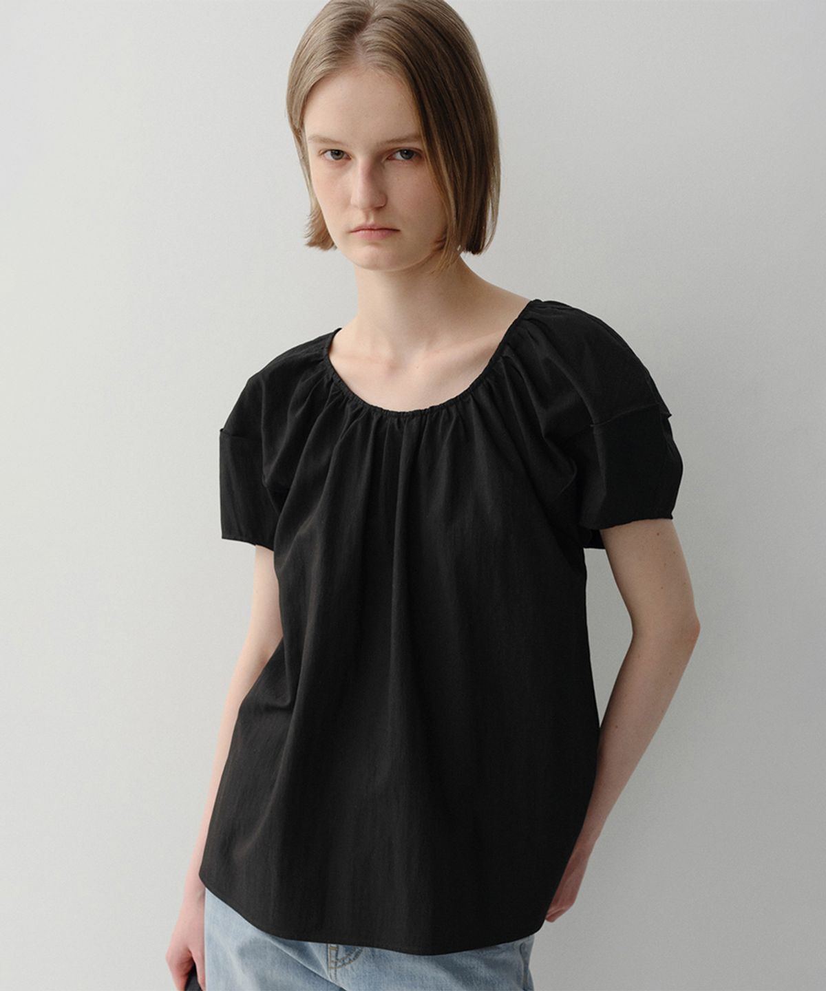 이아(EAAH) JOY PUFF SHIRRING BLOUSE (BLACK)