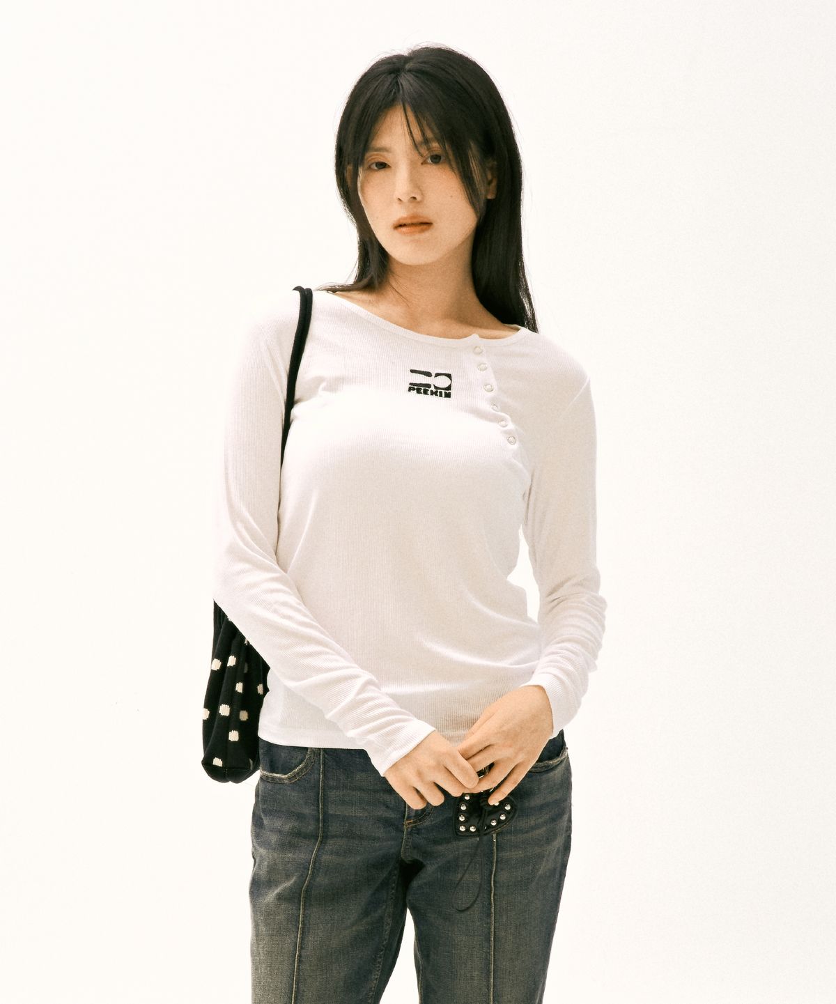 앤드어게인(ANDAGAIN) 버튼 포인트 롱 슬리브 (화이트