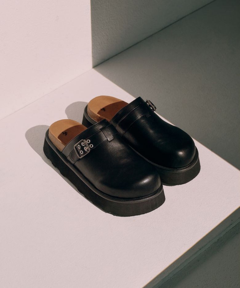 [+5.5cm] BOTO STRAP MULE (BLACK)