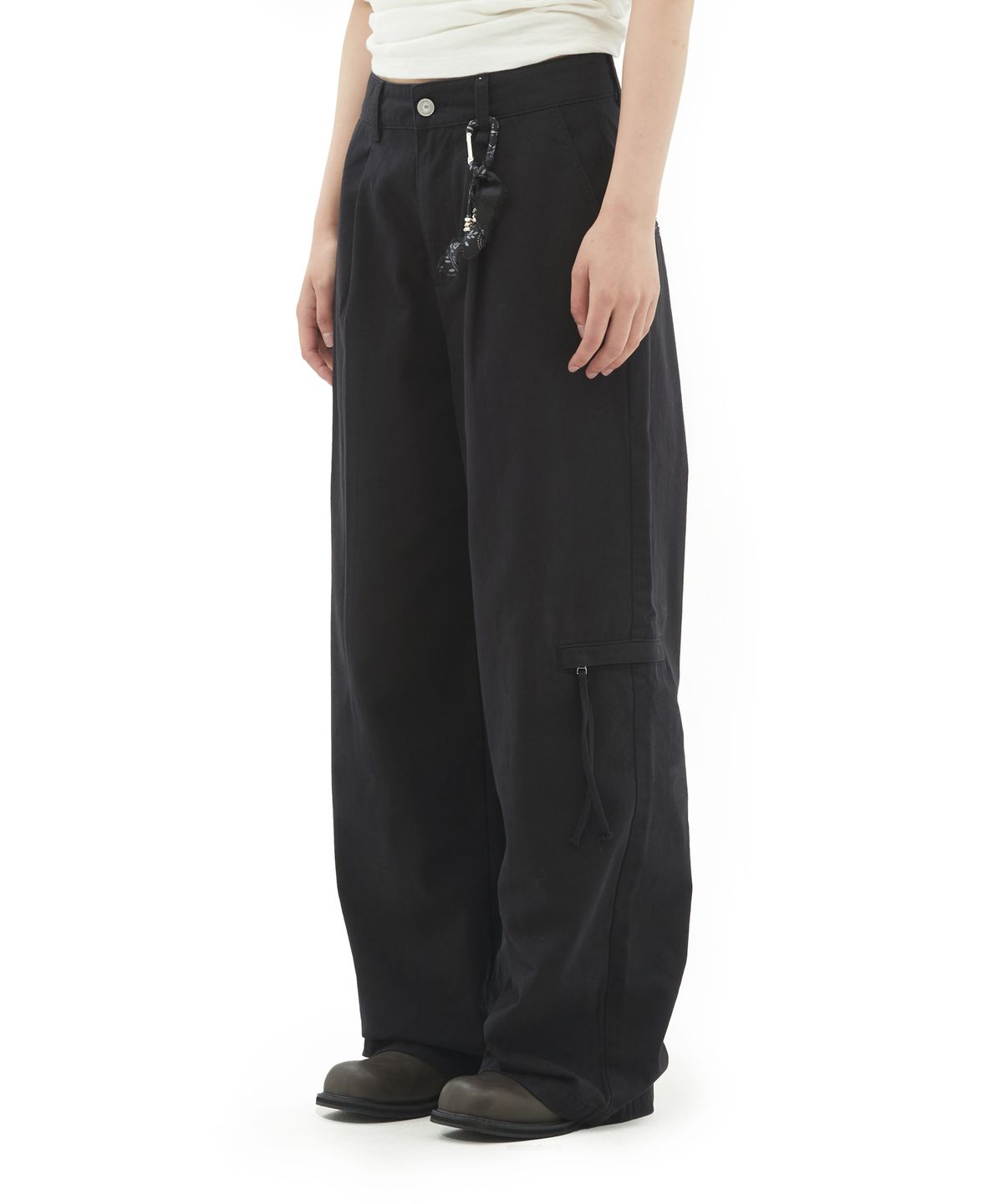 데프가먼츠(DEFGARMENTS) SAGGING ZIPPER POCKET PANTS [2COLOR]