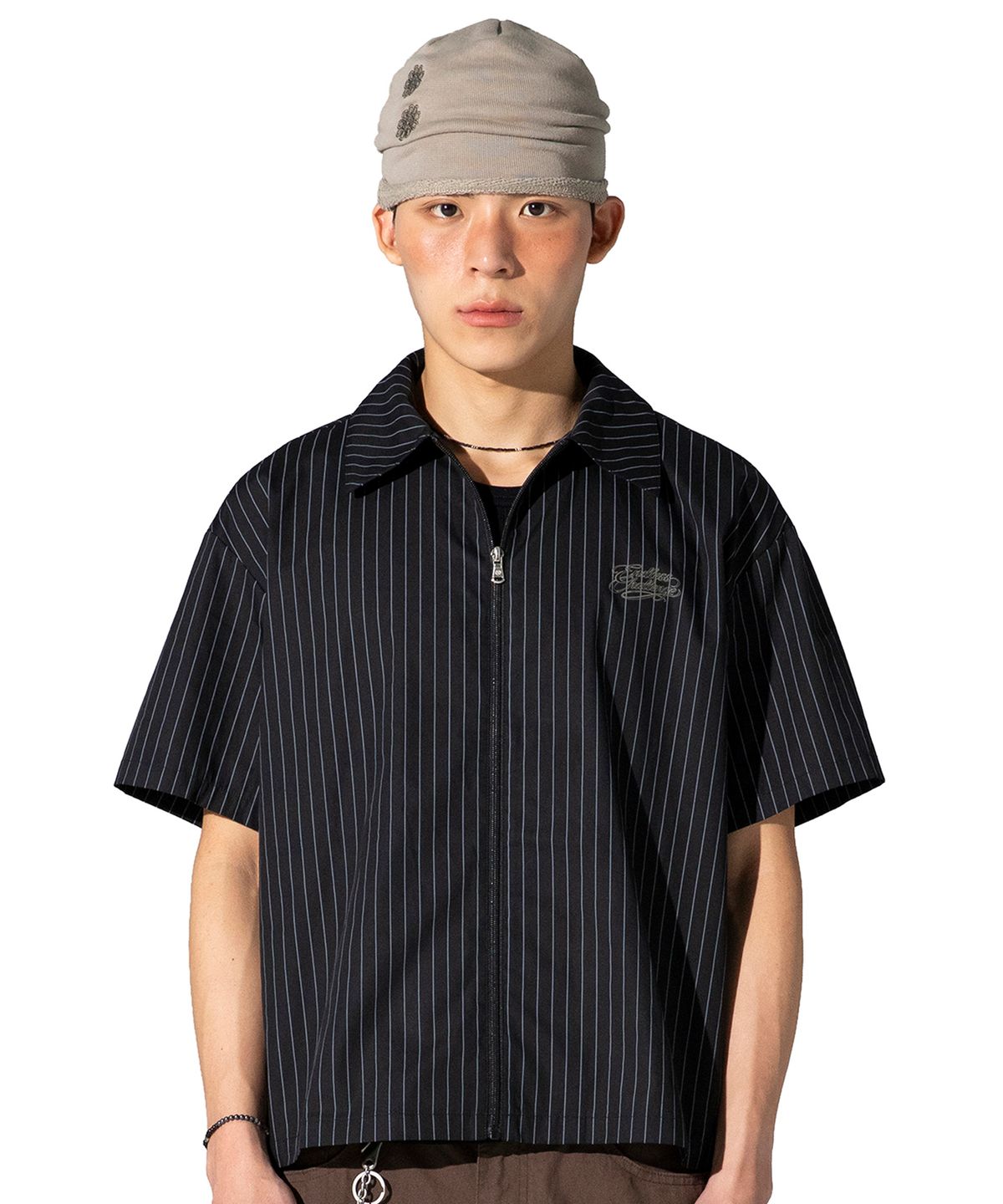 엑스톤즈(XTONZ) XTS043 핀 스트라이프 크롭 셔츠 (BLACK)