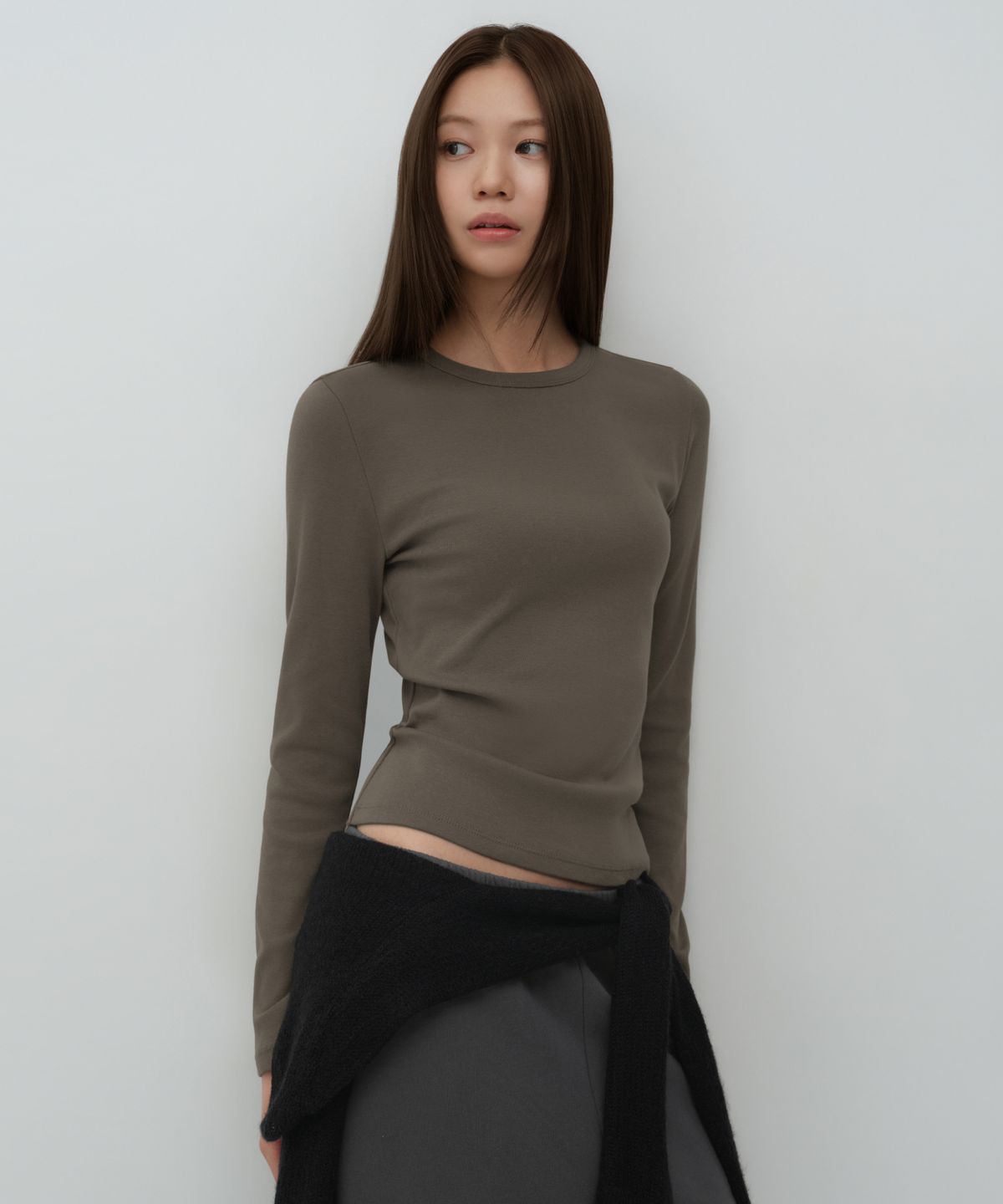 무신사 스탠다드 우먼(MUSINSA STANDARD WOMAN) 우먼즈 슬림 크루 넥 긴소매 티셔츠 [모카 브라운]