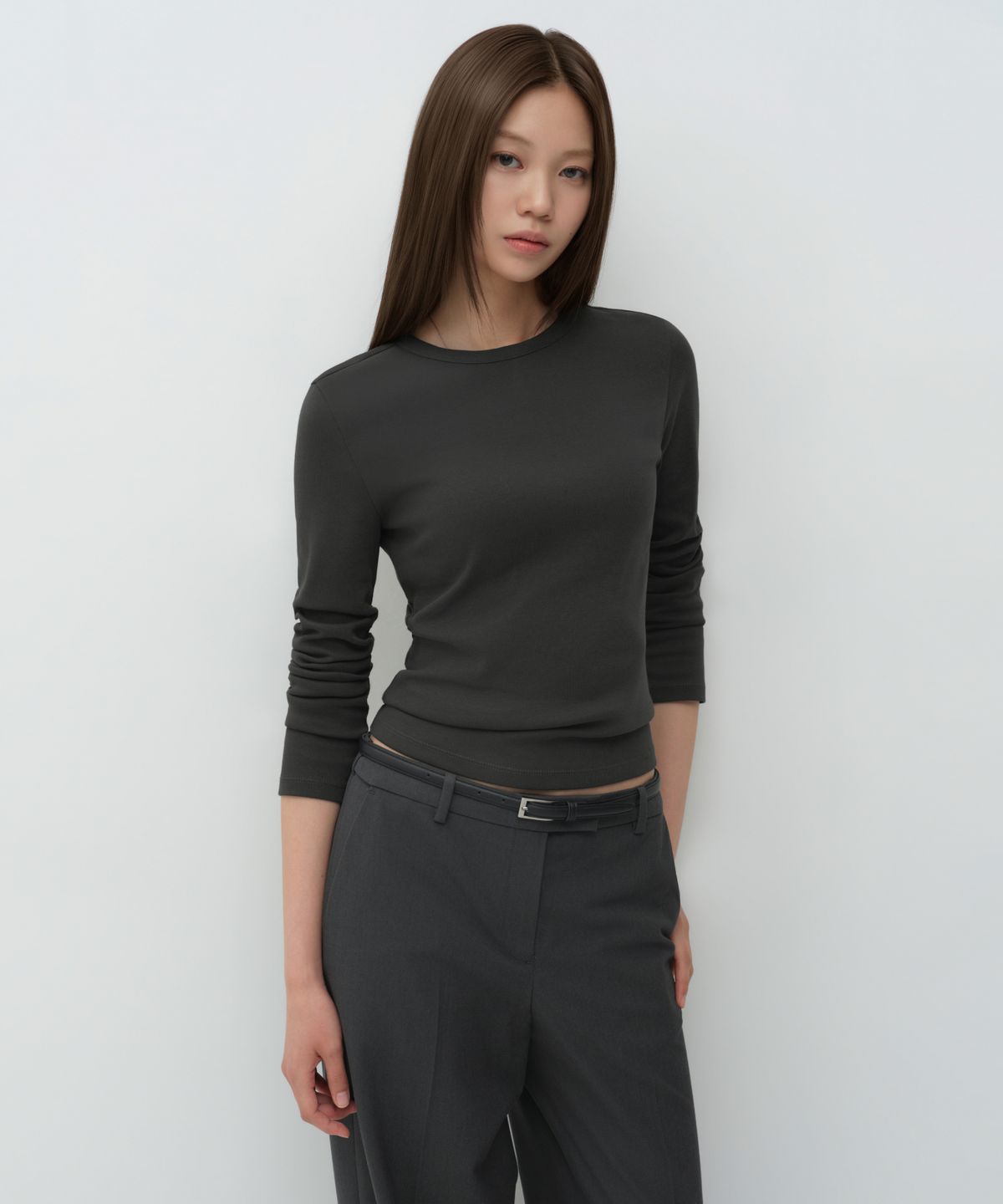 무신사 스탠다드 우먼(MUSINSA STANDARD WOMAN) 우먼즈 슬림 크루 넥 긴소매 티셔츠 [차콜 그레이]