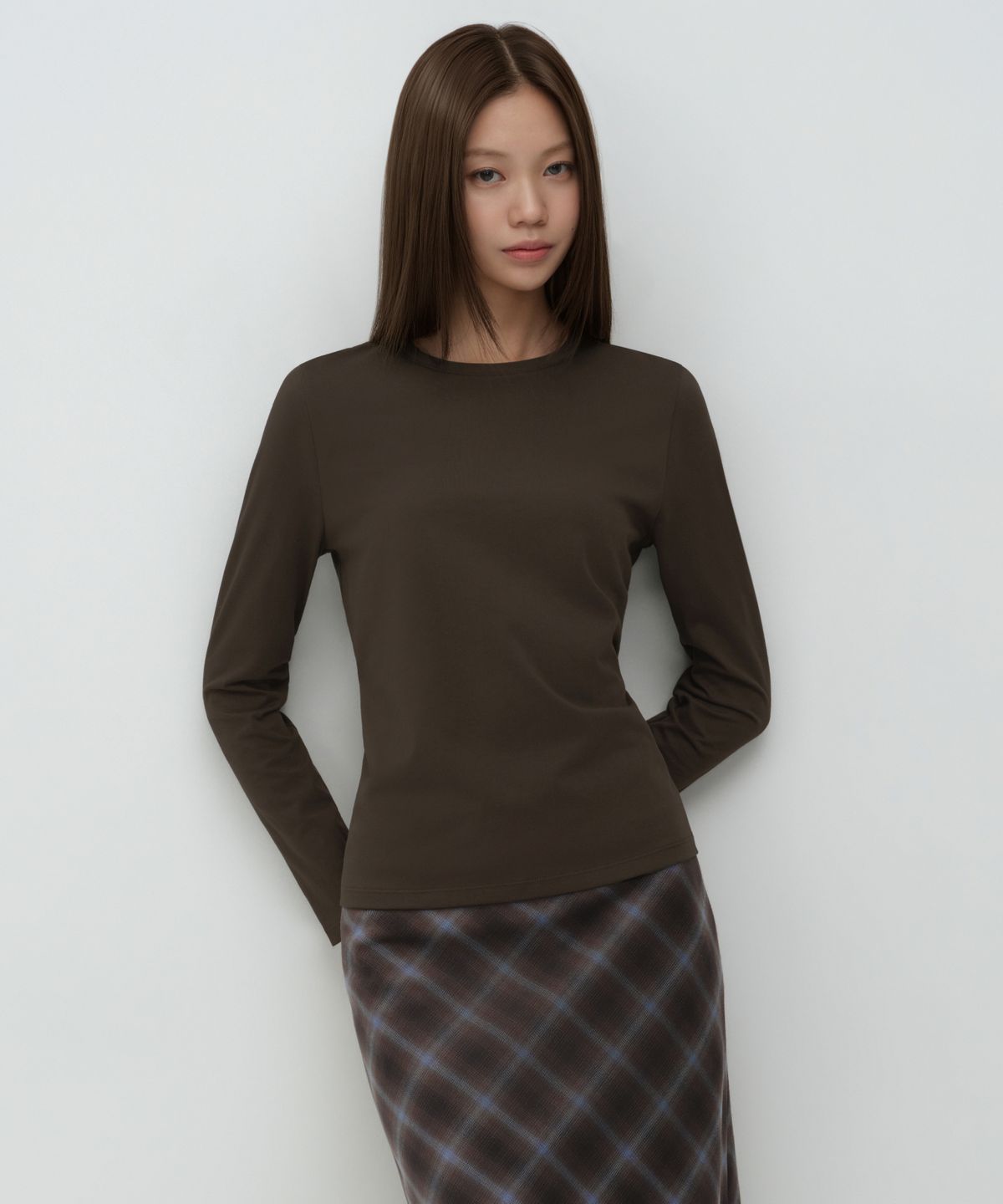 무신사 스탠다드 우먼(MUSINSA STANDARD WOMAN) 우먼즈 플렉서블 크루 넥 긴소매 티셔츠 [다크 브라운]