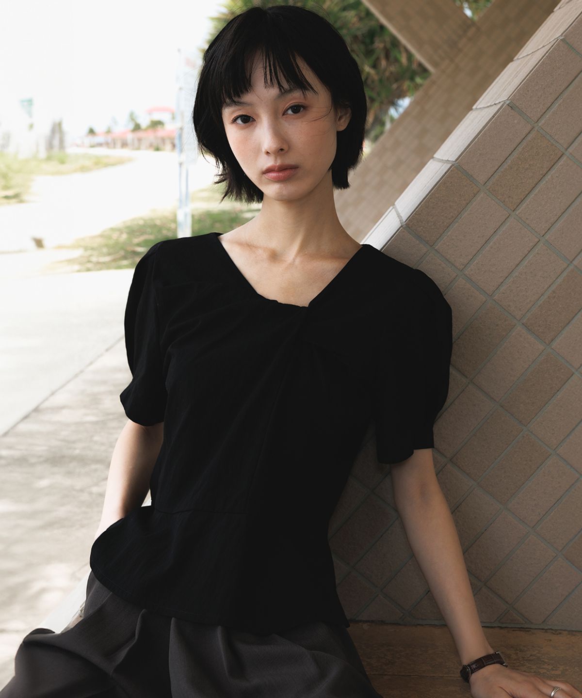 드헤베(DEHEVE) Unbalanced Twist Blouse [Black]