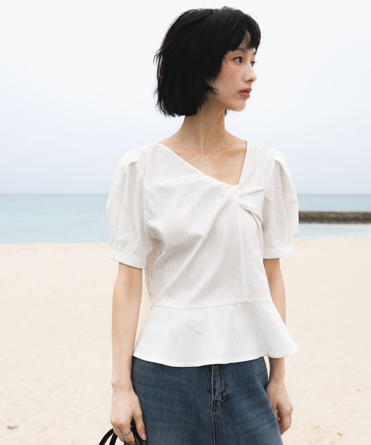 드헤베(DEHEVE) Unbalanced Twist Blouse [Ivory]