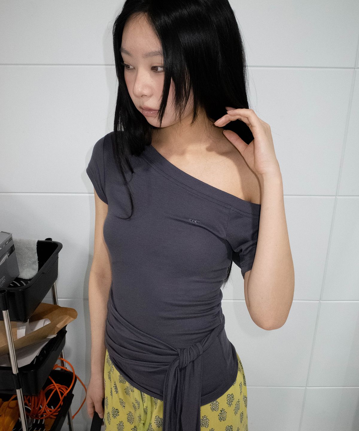 칙스(CHICKS) 드레이프 스트랩 원숄더 반팔 차콜
