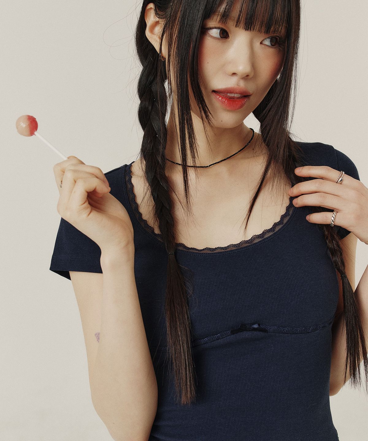 꾸아페(QUAFE) LACE U-NECK SLIM T-SHIRT_navy