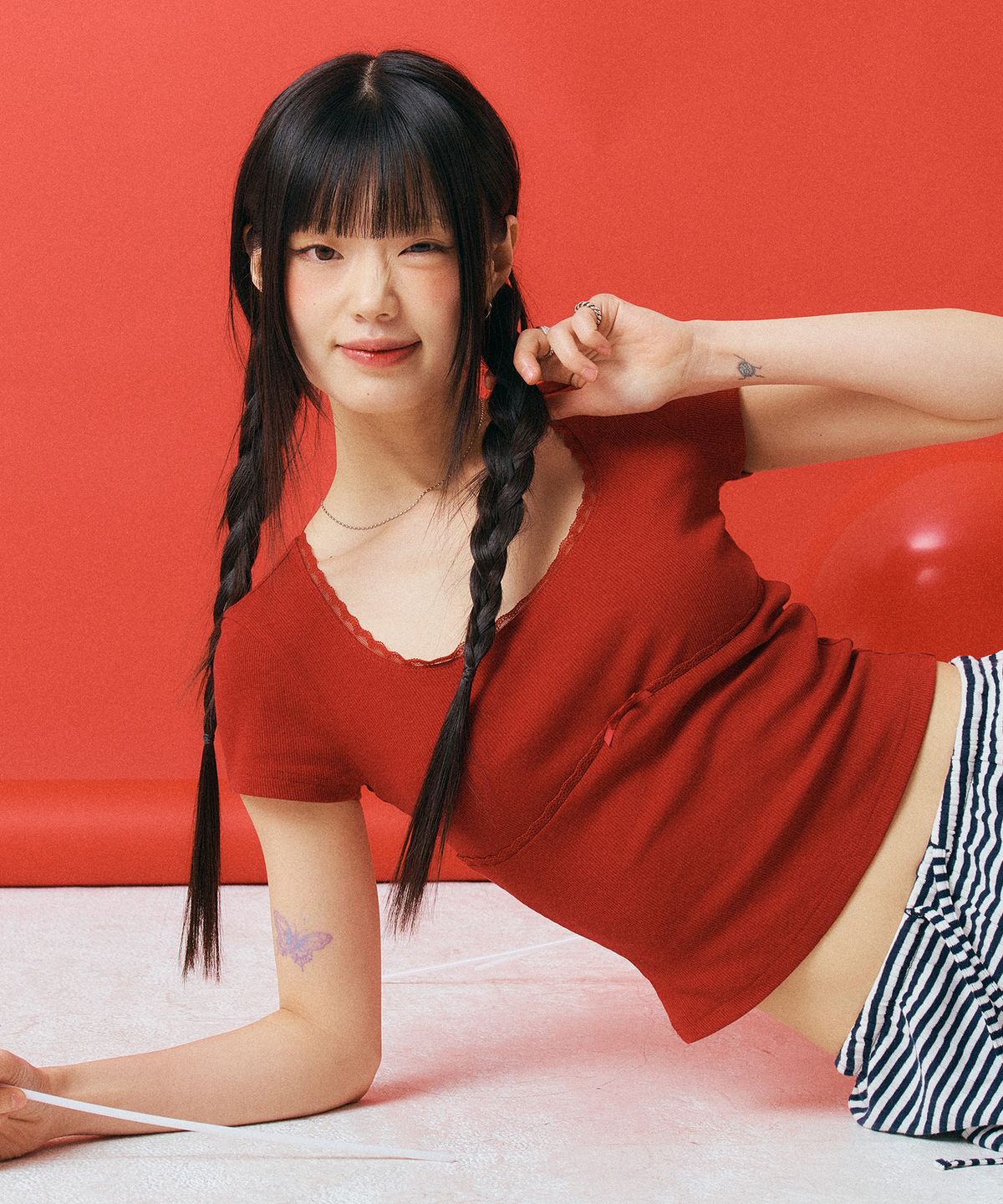 꾸아페(QUAFE) LACE U-NECK SLIM T-SHIRT_red