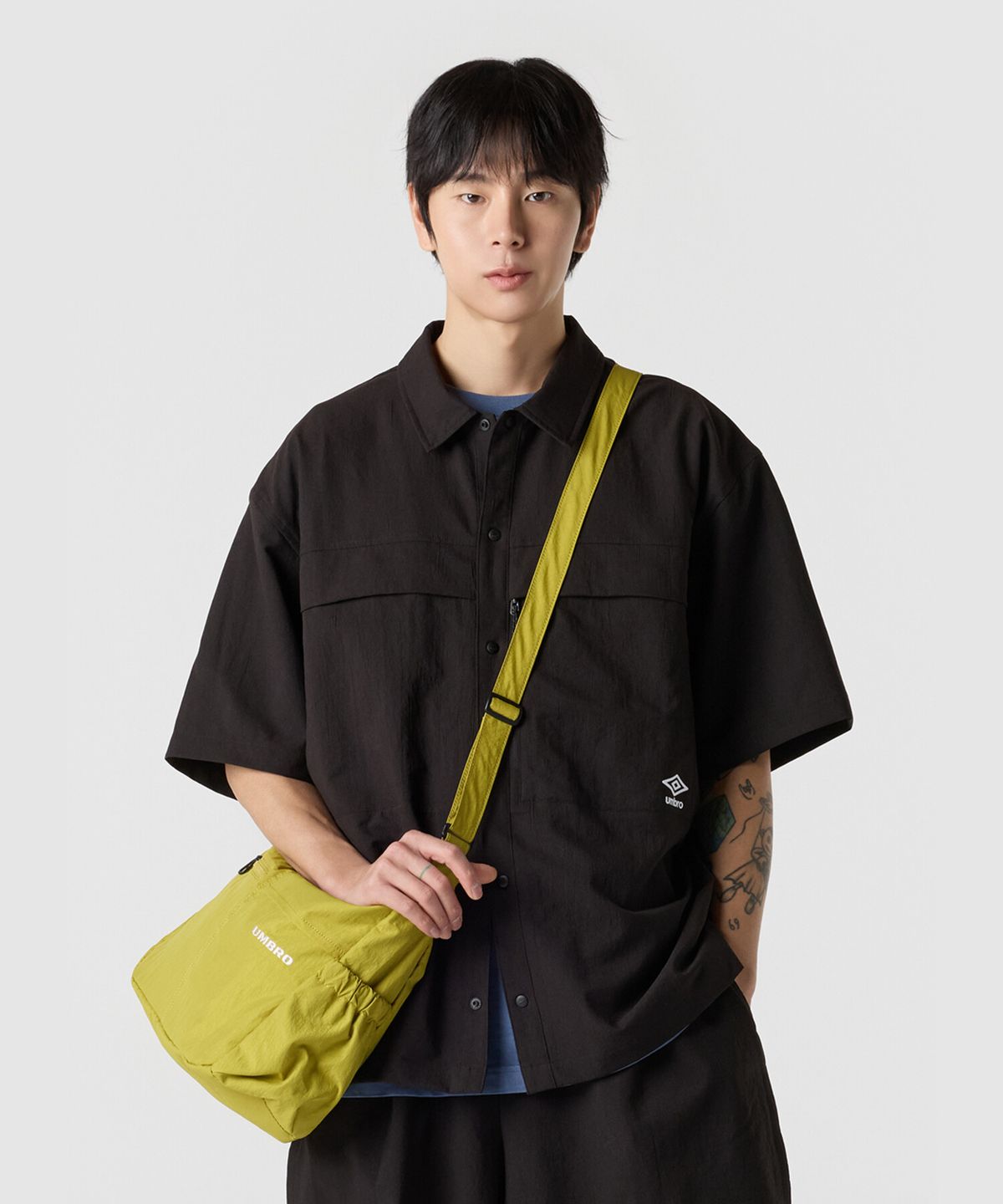 엄브로(UMBRO) 에어그리드 반팔 셔츠 차콜 UR211CJK42