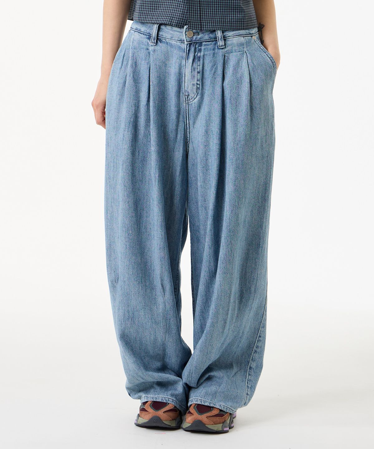 언노운 플라넷(UNKNOWN PLANET) 서머 브레스 핀턱 볼륨 커브드 와이드 데님 블루