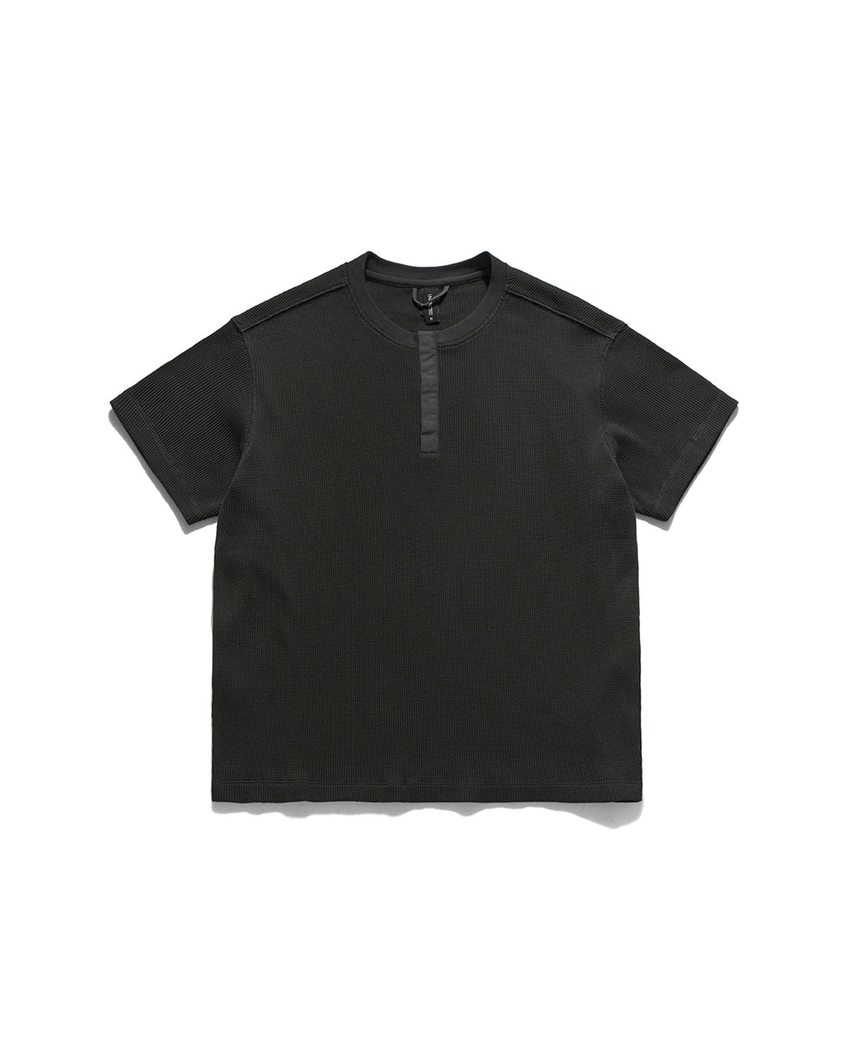 언어펙티드 에센셜(UNAFFECTED ESSENTIAL) HENLEY NECK T-SHIRT / CHARCOAL